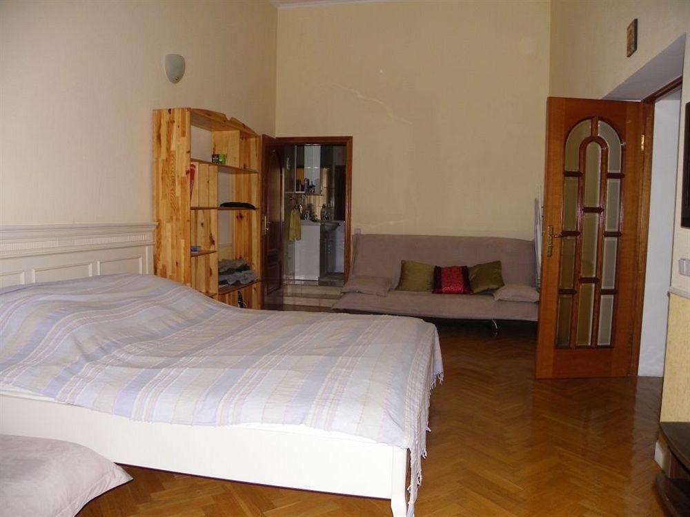 Pecherskie Lipki Hotel Kiev Ngoại thất bức ảnh